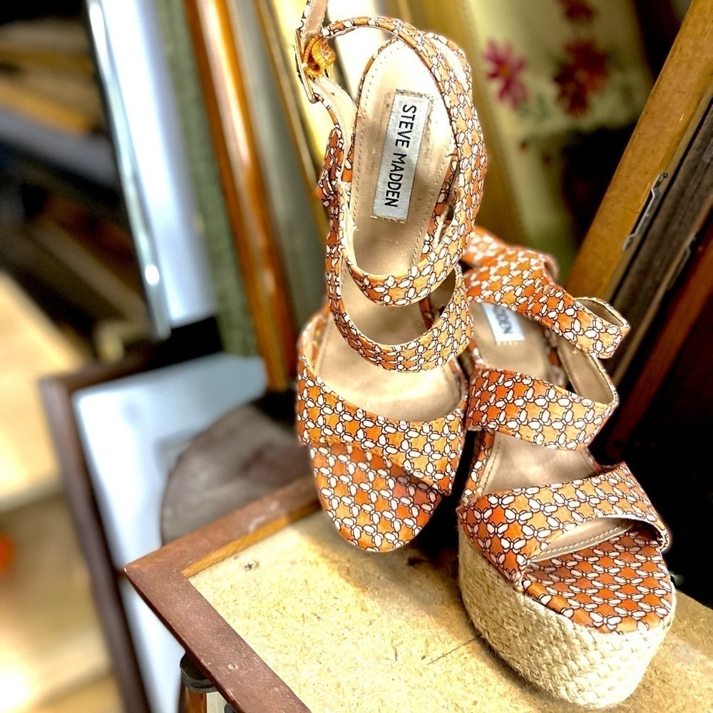 STEVE MADDEN ORANGE BUTTERFLY ESPADRILLES WITH GOLD BUCKLED ANKLE STRAPS - Picture 3 of 6
